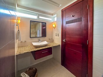 incredible 3 br penthouse w bbq jacuzzi