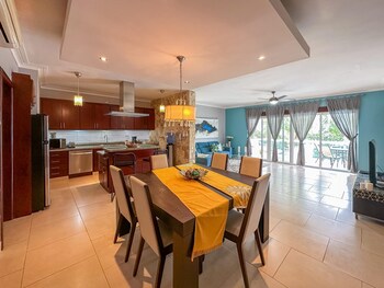 incredible 3 br penthouse w bbq jacuzzi