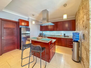 incredible 3 br penthouse w bbq jacuzzi