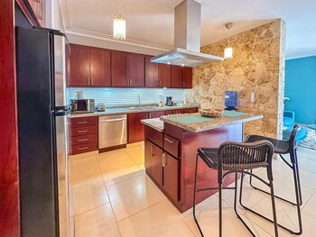 incredible 3 br penthouse w bbq jacuzzi