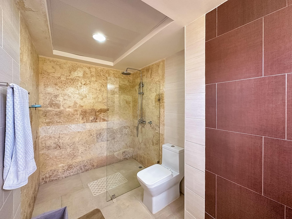 incredible 3 br penthouse w bbq jacuzzi