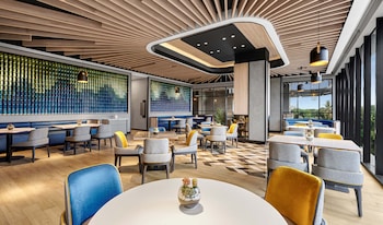 hyatt place makassar