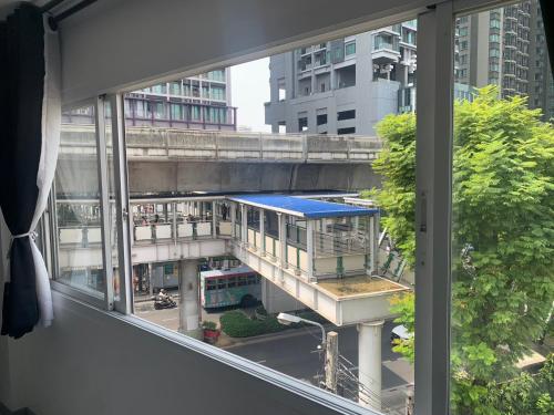 thonglor suites hotel