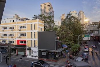 thonglor suites hotel