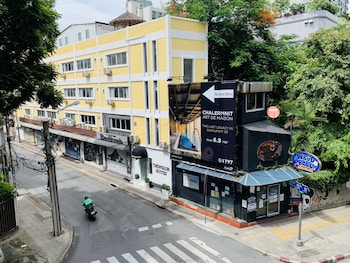 thonglor suites hotel