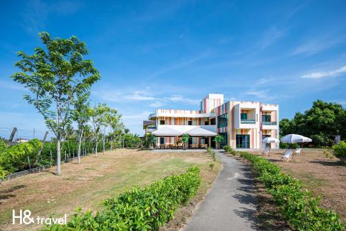 hand pet rainbow maison resort hotel
