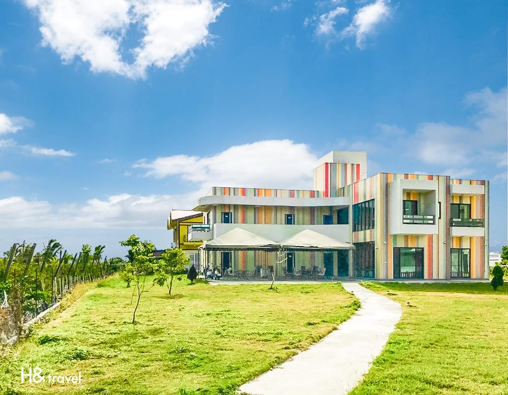 hand pet rainbow maison resort hotel