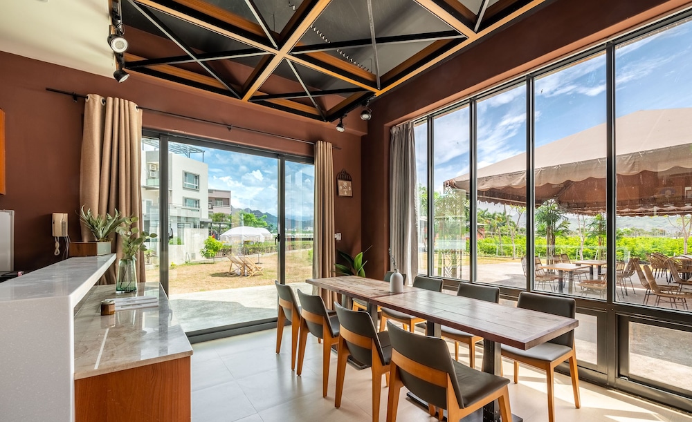 hand pet rainbow maison resort hotel