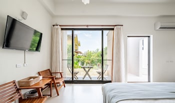 hand pet rainbow maison resort hotel