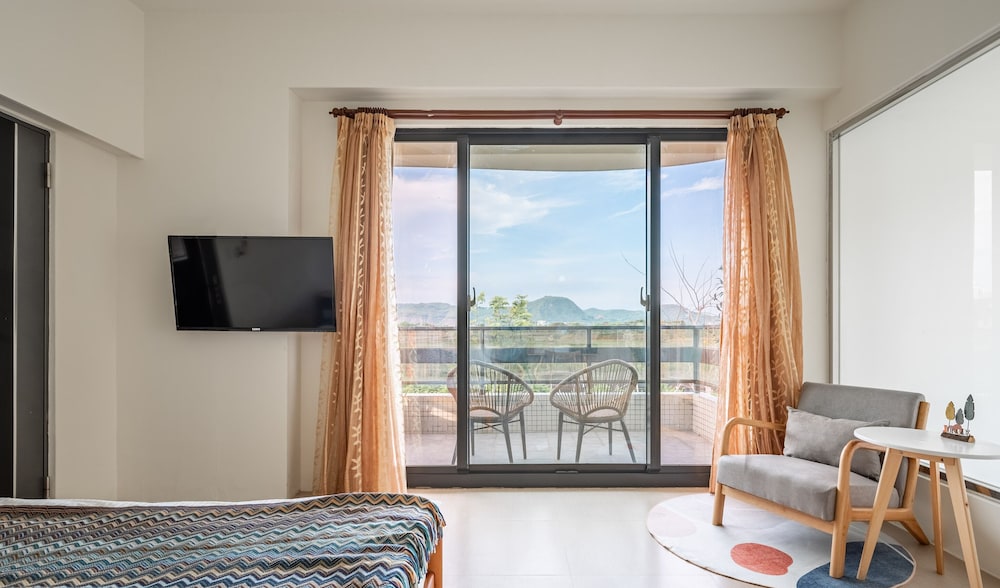 hand pet rainbow maison resort hotel