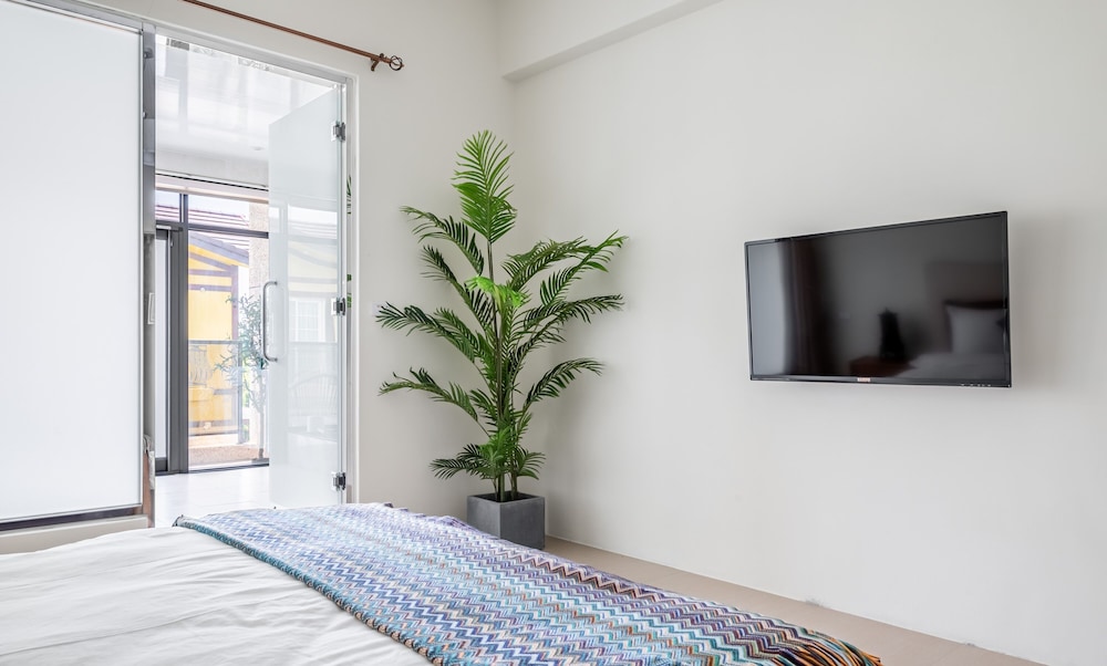 hand pet rainbow maison resort hotel