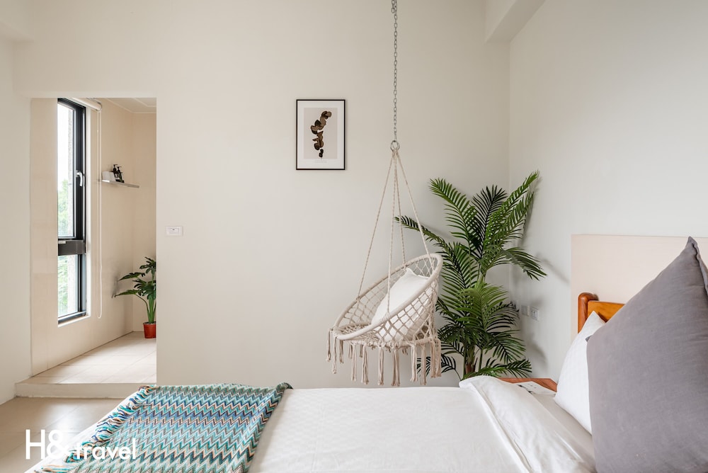 hand pet rainbow maison resort hotel