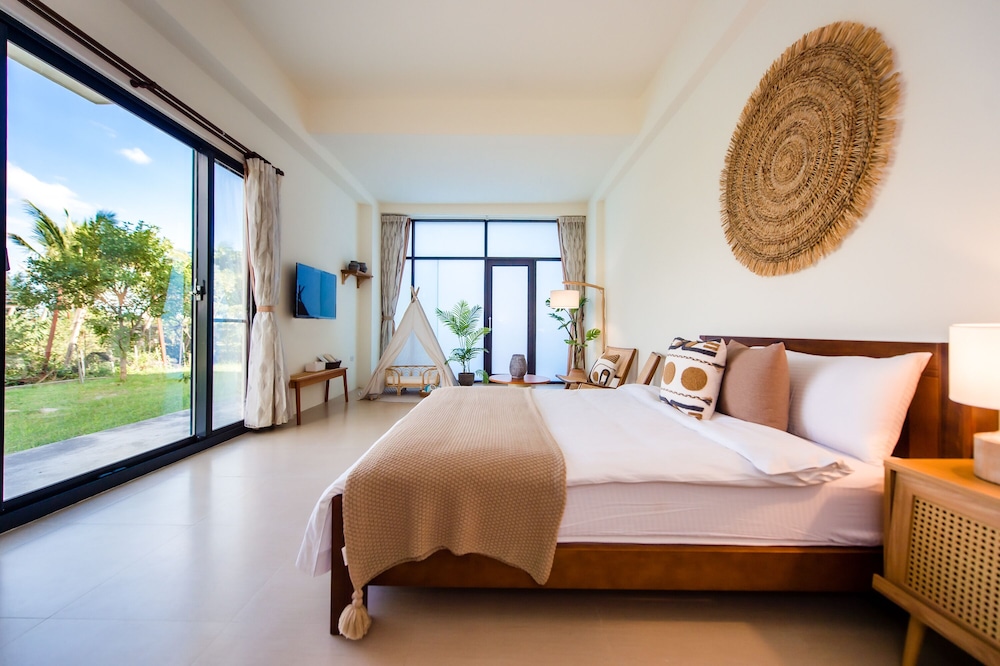 hand pet rainbow maison resort hotel