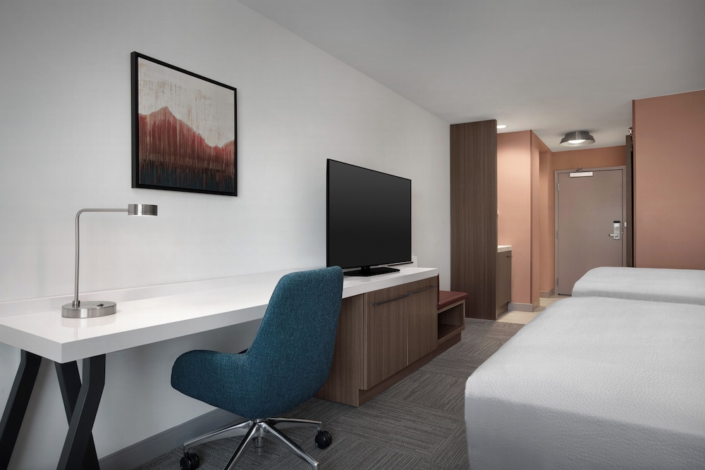 hilton garden inn denver airport tower road