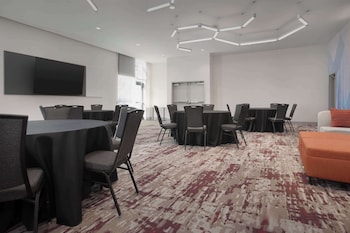 hilton garden inn denver airport tower road