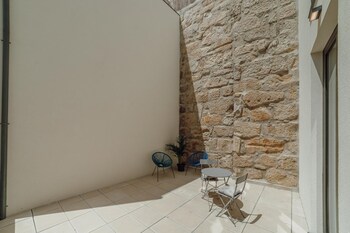 courtyard oporto design apartment c with terrace