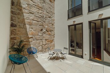courtyard oporto design apartment c with terrace