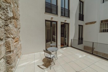 courtyard oporto design apartment c with terrace