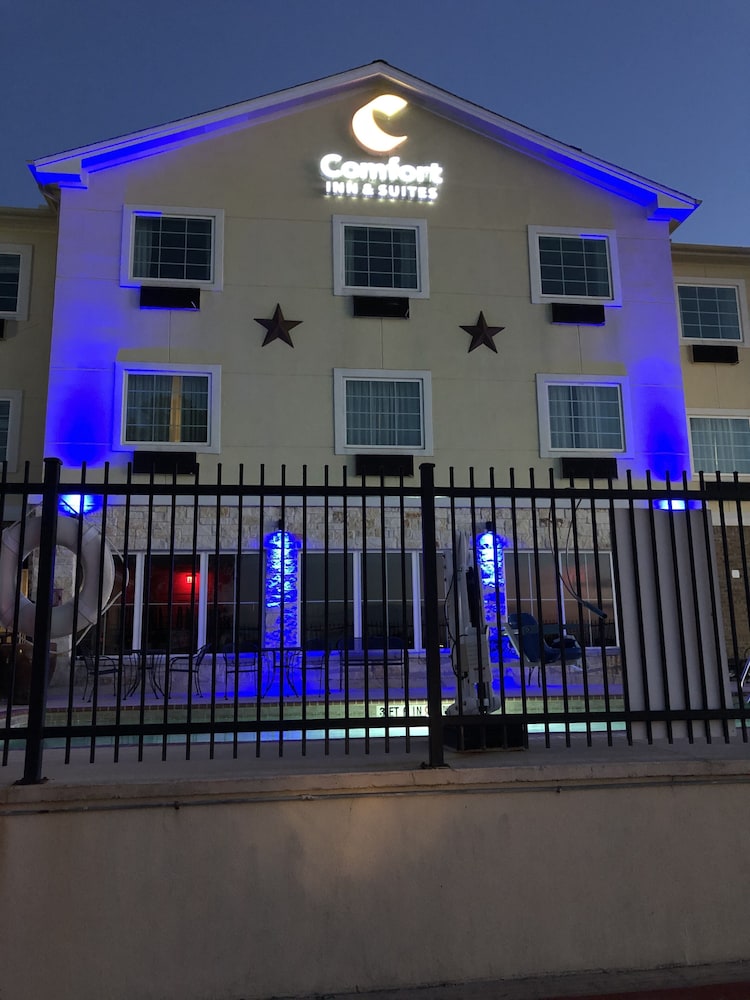 comfort inn and suites gatesville near fort cavazos