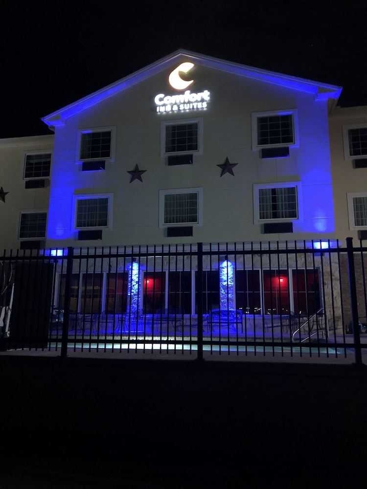 comfort inn and suites gatesville near fort cavazos