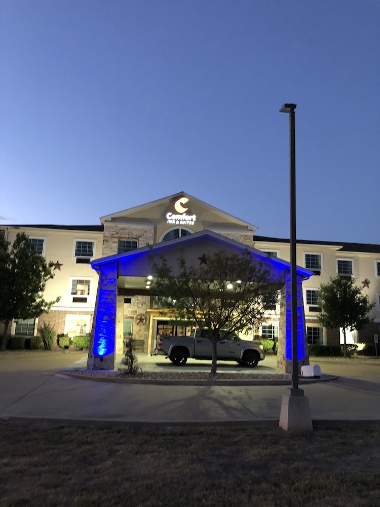 comfort inn and suites gatesville near fort cavazos