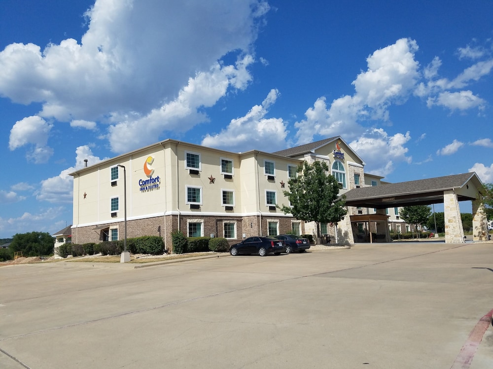 comfort inn and suites gatesville near fort cavazos
