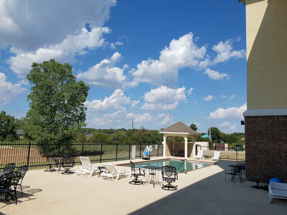 comfort inn and suites gatesville near fort cavazos