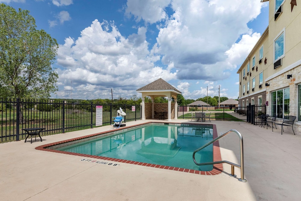 comfort inn and suites gatesville near fort cavazos