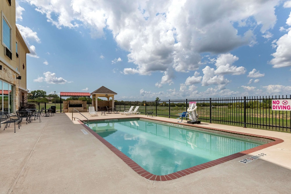 comfort inn and suites gatesville near fort cavazos