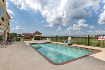 comfort inn and suites gatesville near fort cavazos
