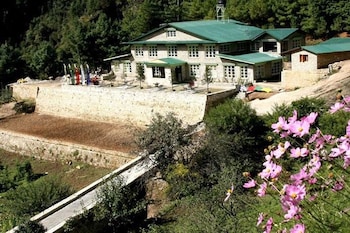mountain lodges of nepal monjo