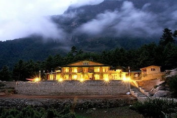 mountain lodges of nepal monjo