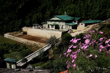 mountain lodges of nepal monjo