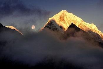 mountain lodges of nepal monjo