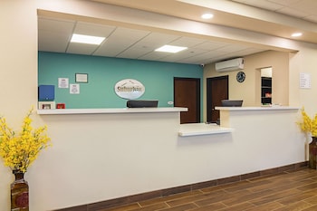 Suburban Studios Monaca - Pittsburgh,Center Township>>Beaver,2 star
