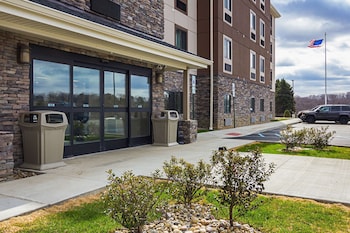 Suburban Studios Monaca - Pittsburgh,Center Township>>Beaver,2 star