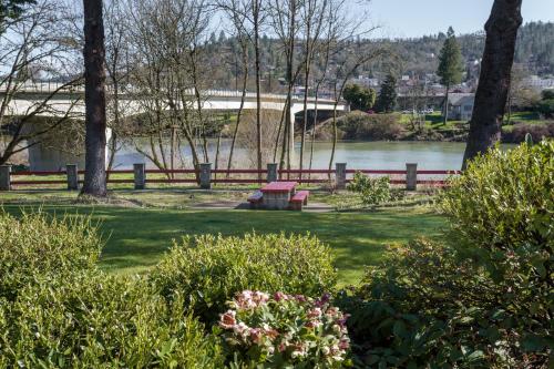 riverfront inn roseburg