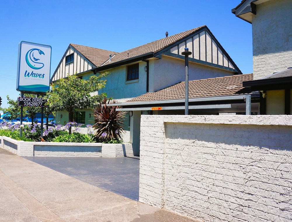 waves motel and apartments