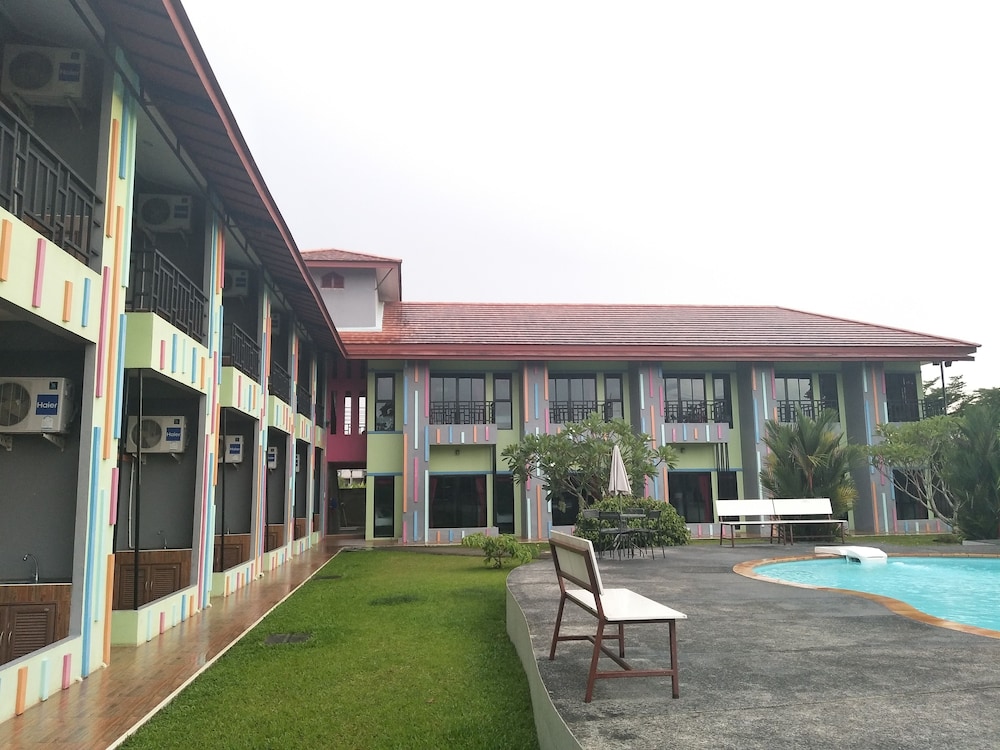 roomquest chonburi phanat nikhom