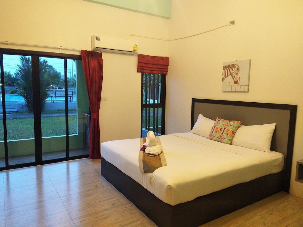roomquest chonburi phanat nikhom