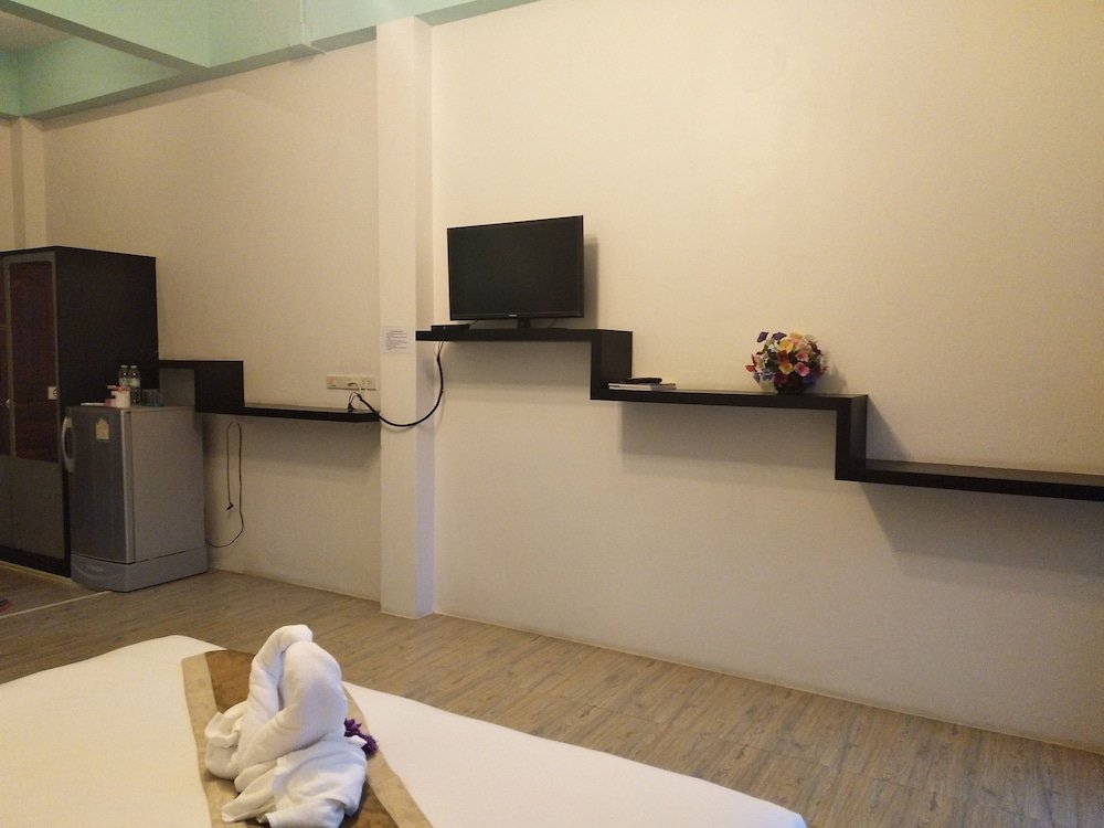 roomquest chonburi phanat nikhom