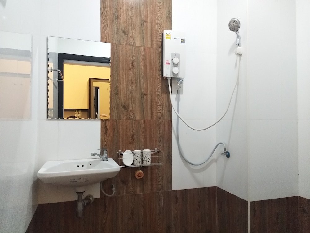 roomquest chonburi phanat nikhom