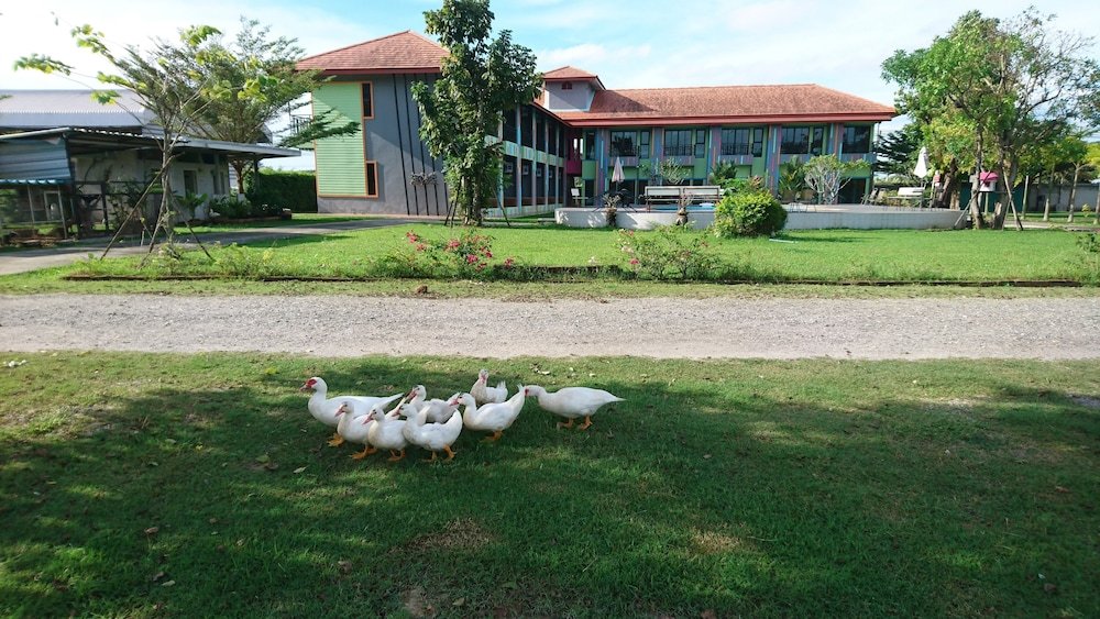 roomquest chonburi phanat nikhom