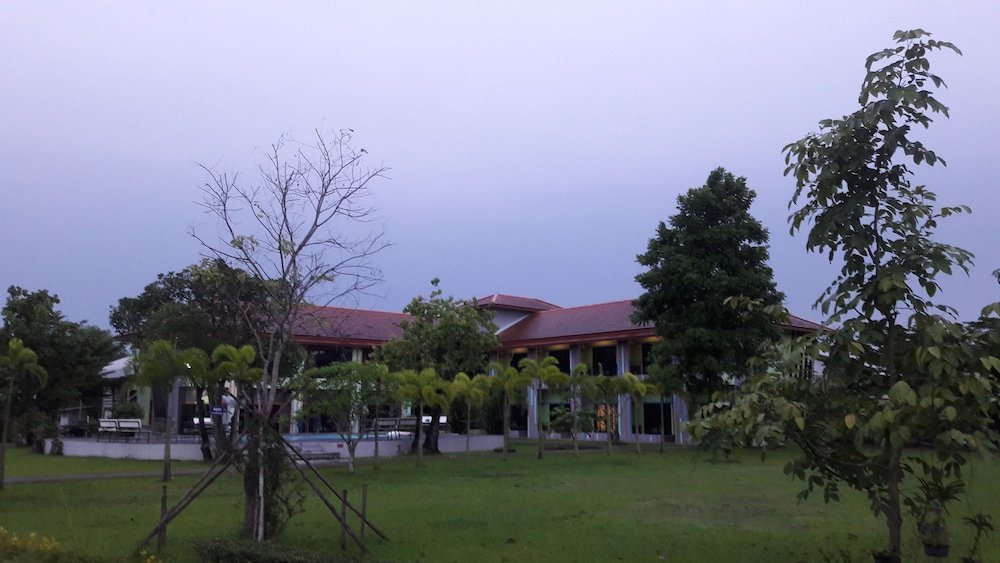 roomquest chonburi phanat nikhom