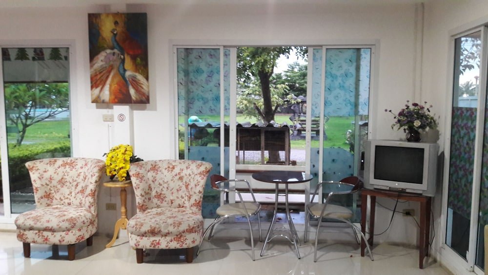 roomquest chonburi phanat nikhom