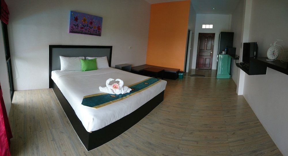 roomquest chonburi phanat nikhom