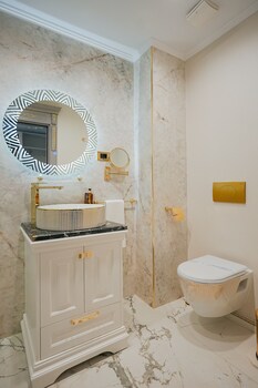 w regal boutiqueandspa