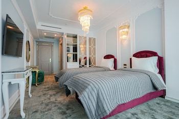 w regal boutiqueandspa