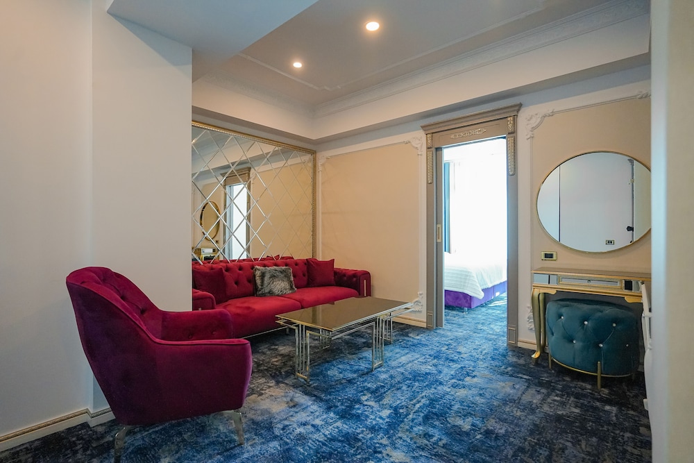 w regal boutiqueandspa