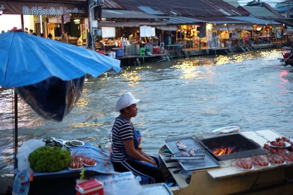 roomquest amphawa floating market 1